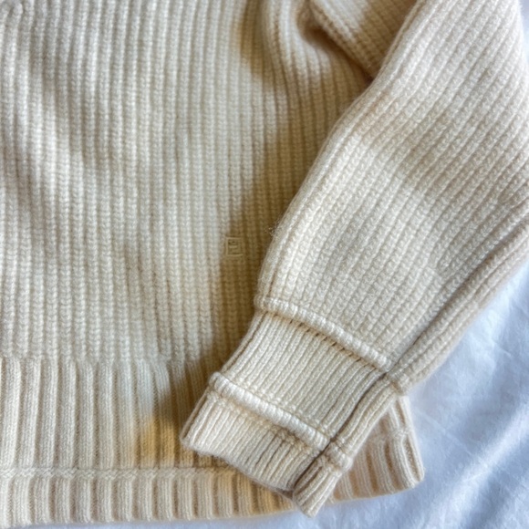Everlane Women's Cream V-Neck Sweater - Picture 6 of 11